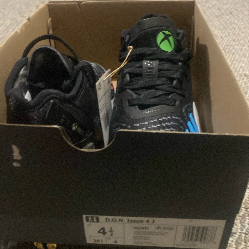 Boys basketball shoes